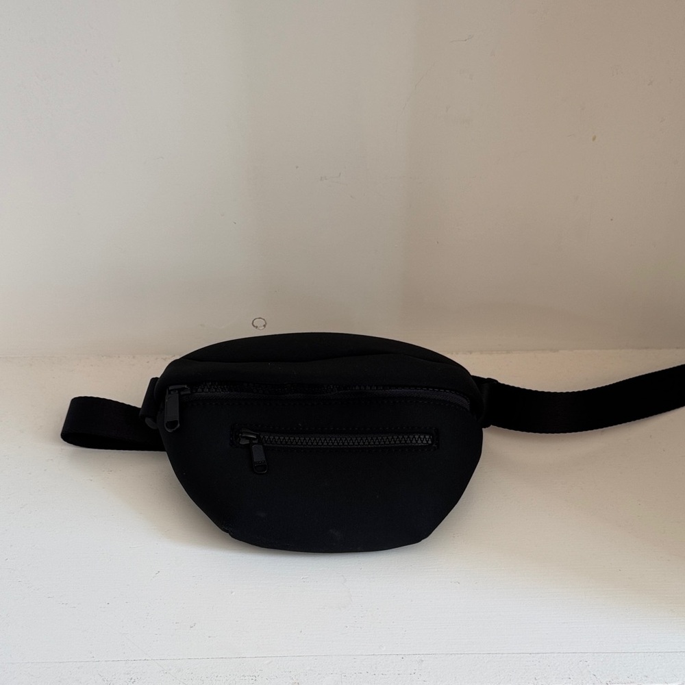 Quince Classic neoprene belt bag